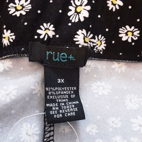 RUE+ Skirt Plus-Sized Stretch Flare Black with Daisies size 3X - Picture 2 of 4